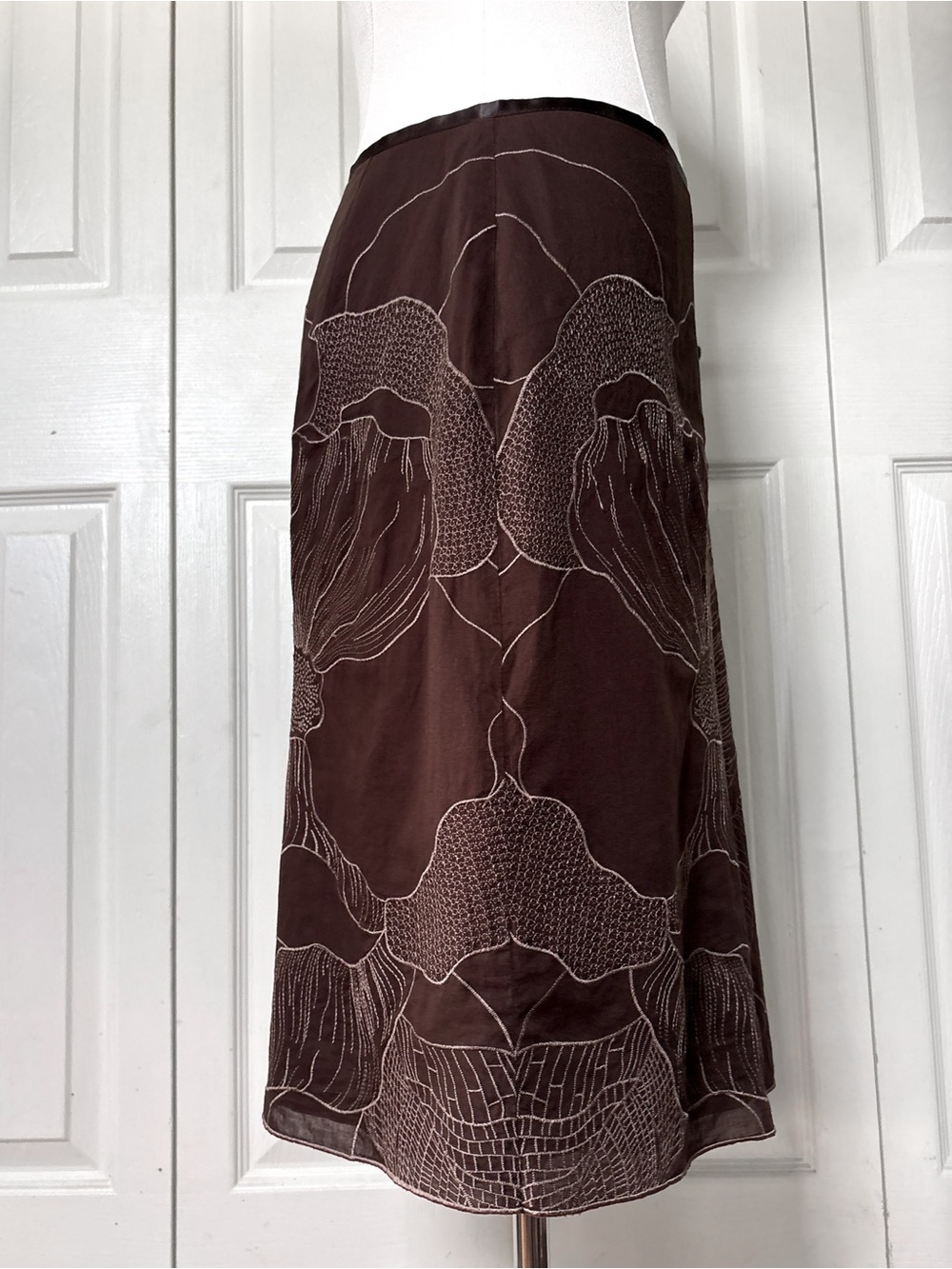 Ann Taylor Cotton Midi Skirt Size 0 Brown Floral Embroidered | Earthy Boho Fairy - Picture 6 of 9